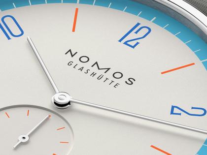 Nomos Glashütte Tangente 38 Datum "175 Years Watchmaking - Peace" Handaufzug Edelstahl cremeweißes Zifferblatt graues Textilband Glasboden – Herrenuhren Uhr mit Datum aus Edelstahl. Das Gehäuse ist rund und silber. Das Textilarmband ist grau. Das Zifferblatt ist arabisch Index und beige. – Ansicht 6