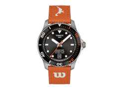 Tissot Seastar Wilson WNBA Automatik Edelstahl 40mm schwarzes Zifferblatt orangefarbenes Lederband – Herrenuhren Uhr mit Datum aus Edelstahl. Das Gehäuse ist rund und silber. Das Lederarmband ist orange. Das Zifferblatt ist ein Index in schwarz.