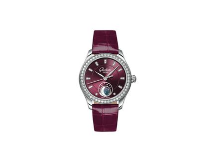 Glashütte Original Lady Serenade Luna Purpursamt Automatik Edelstahl 32,5mm violettes Zifferblatt violettes Lederband – Damenuhren Uhr ohne Datum aus 750 Weißgold, Edelstahl und Leder. Das Gehäuse ist rund und silber. Das Lederarmband Kroko / Alligator ist lila. Das Zifferblatt ist ein Index in lila.