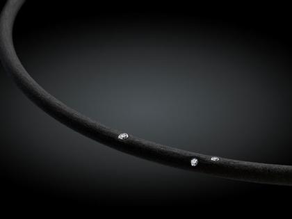 André Ribeiro Halsreif Kautschuk mit Brillanten 0,04 – Halsschmuck Collier aus 750 Weißgold, Edelstahl, Kautschuk und und .