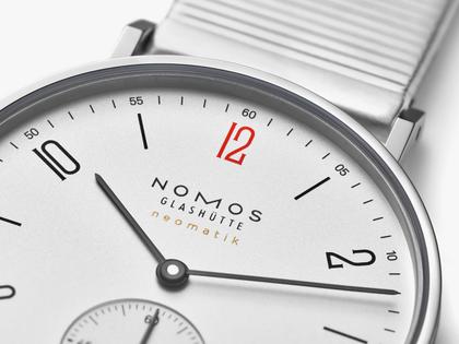 Nomos Glashütte Tangente 35 neomatik Ärzte ohne Grenzen Automatik Edelstahl 35mm weißes Zifferblatt Metallband – Damenuhren Uhr ohne Datum aus Edelstahl. Das Gehäuse ist rund und silber. Das Edelstahlarmband ist schwarz. Das Zifferblatt ist arabisch Index und silber. – Ansicht 6