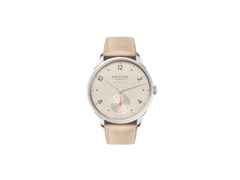 Nomos Glashütte Minimatik neomatik 35 Champagner Automatik Edelstahl 35mm beiges Zifferblatt beiges Lederband – Damenuhren Uhr ohne Datum aus Edelstahl. Das Gehäuse ist rund und silber. Das Lederarmband ist braun. Das Zifferblatt ist arabisch Index und beige.