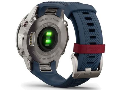 Garmin MARQ Captain digital blaues Silikonband American Magic Edition – Herrenuhren Uhr Multifunktion aus Titan. Das Gehäuse ist rund und grau. Das Kautschuk / Kunststoff / Silikon Armband ist blau. Das Zifferblatt ist digital und schwarz. – Ansicht 3