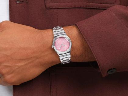 Swatch Irony Lady Blossom Time Petal Charm Quarz Edelstahl 33mm rosa Zifferblatt Metallband – Damenuhren Uhr ohne Datum aus Edelstahl. Das Gehäuse ist rund und silber. Das Edelstahlarmband ist silber. Das Zifferblatt ist ohne Zeichen und rosa. – Ansicht 3