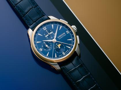 Union Glashütte Belisar Chronograph Mondphase Automatik Edelstahl 42mm blaues Zifferblatt blaues Lederband – Herrenuhren Chronograph aus 750 Rotgold, Edelstahl und Leder. Das Gehäuse ist rund und silber. Das Lederarmband ist blau. Das Zifferblatt ist arabisch Index und blau. – Ansicht 4