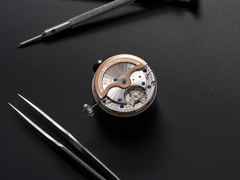 Frederique Constant Manufacture Classic Moonphase Date Automatik Edelstahl 40mm schwarzes Zifferblatt schwarzes Lederband limitiert – Herrenuhren Uhr mit Datum aus Edelstahl und Leder. Das Gehäuse ist rund und silber. Das Lederarmband Kroko / Alligator ist schwarz. Das Zifferblatt ist ein Index in schwarz. – Ansicht 6