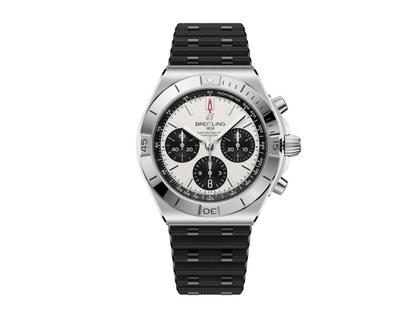 Breitling Chronomat B01 42 Chronograph Automatik Edelstahl weißes Zifferblatt schwarzes Kautschukband – Herrenuhren Chronograph aus Edelstahl und Kautschuk. Das Gehäuse ist rund und silber. Das Kautschuk / Kunststoff / Silikon Armband ist schwarz. Das Zifferblatt ist ein Index in weiß.