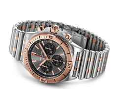 Breitling Chronomat B01 42 Edelstahl graues Zifferblatt Metallband – Herrenuhren Chronograph aus 750 Rotgold und Edelstahl. Das Gehäuse ist rund und silber-roségold. Das Edelstahlarmband ist silber-roségold. Das Zifferblatt ist ein Index in grau. – Ansicht 3