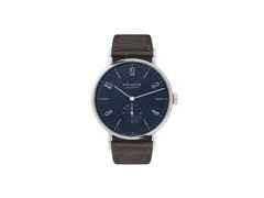 Nomos Glashütte Tangente 38 Nachtblau Handaufzug Edelstahl 38mm blaues Zifferblatt schwarzes Lederband Glasboden – Herrenuhren Uhr ohne Datum aus Edelstahl und Leder. Das Gehäuse ist rund und silber. Das Lederarmband ist grau. Das Zifferblatt ist arabisch Index und blau.
