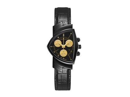 Hamilton Ventura L Chrono Quartz Edelstahl PVD-Schwarz 32x51mm schwarzes Zifferblatt Lederband – Herrenuhren Chronograph aus Edelstahl, Kautschuk und PVD beschichtet. Das Gehäuse ist sonstige Form und schwarz. Das Lederarmband ist schwarz. Das Zifferblatt ist ein Index in schwarz.