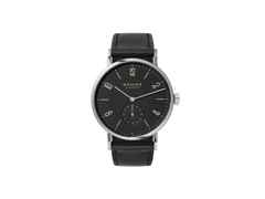 Nomos Glashütte Tangomat Ruthenium Automatik Edelstahl 38mm schwarzes Zifferblatt schwarzes Lederband – Herrenuhren Uhr ohne Datum aus Edelstahl. Das Gehäuse ist rund und silber. Das Lederarmband ist schwarz. Das Zifferblatt ist arabisch Index und grau.