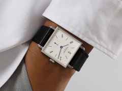 Nomos Glashütte Tetra 27 Weiss Handaufzug Edelstahl 27mm weißes Zifferblatt schwarzes Lederband Stahlboden – Damenuhren Uhr ohne Datum aus Edelstahl und Leder. Das Gehäuse ist quadratisch und silber. Das Lederarmband ist schwarz. Das Zifferblatt ist arabisch Index und weiß. – Ansicht 7