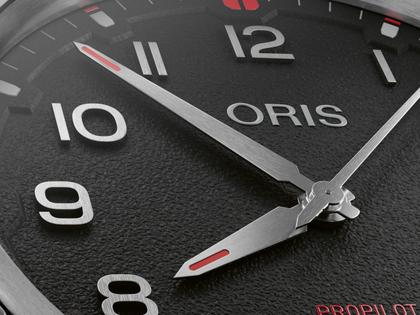 Oris ProPilot Date Automatik Edelstahl 41mm schwarzes Zifferblatt Metallband – Herrenuhren Uhr mit Datum aus Edelstahl. Das Gehäuse ist rund und silber. Das Edelstahlarmband ist silber. Das Zifferblatt ist arabisch und schwarz. – Ansicht 2