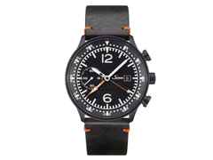 Sinn Spezialuhren 717 Bordchronograph Automatik Edelstahl 45mm schwarzes Zifferblatt schwarzes Lederband – Herrenuhren Chronograph aus Edelstahl. Das Gehäuse ist rund und schwarz. Das Lederarmband ist schwarz. Das Zifferblatt ist arabisch Index und schwarz.