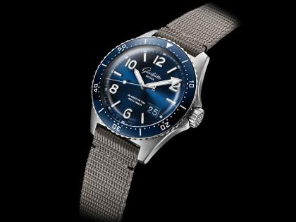 Glashütte Original SeaQ Panoramadatum Automatik Edelstahl 43mm blaues Zifferblatt graues Textilband – Herrenuhren Uhr mit Datum aus Edelstahl und Keramik. Das Gehäuse ist rund und silber. Das Textilarmband ist grau. Das Zifferblatt ist arabisch Index und blau. – Ansicht 3