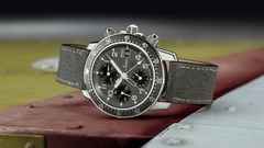 Sinn Spezialuhren 103 Ti Diapal Automatik Edelstahl 41mm graues Zifferblatt graues Textilband – Herrenuhren Chronograph aus Titan. Das Gehäuse ist rund und silber. Das Textilarmband ist grau. Das Zifferblatt ist arabisch und grau. – Ansicht 2