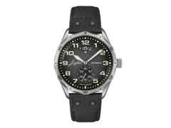 Junghans Meister Pilot Automatic Edelstahl 43mm graues Zifferblatt schwarzes Lederband – Herrenuhren Uhr mit Datum aus Edelstahl und Leder. Das Gehäuse ist rund und grau. Das Lederarmband ist schwarz. Das Zifferblatt ist arabisch Index und grau.