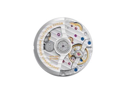 Nomos Glashütte Orion neomatik 39 New Black Automatik Edelstahl 39mm schwarzes Zifferblatt schwarzes Lederband Glasboden – Herrenuhren Uhr ohne Datum aus Edelstahl, Leder und rhodiniert. Das Gehäuse ist rund und silber. Das Lederarmband ist schwarz. Das Zifferblatt ist ein Index in schwarz. – Ansicht 7