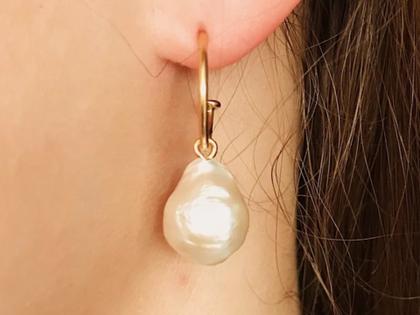 Heiring Baroque Creolen weiß Silber vergoldet – Ohrschmuck Creolen in gelbgold und aus 925 Silber und PVD beschichtet. – Ansicht 2