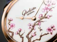 Glashütte Original Senator Meissen Cherry Blossom Automatik Roségold 40mm weißes Porzellan-Zifferblatt blaues Lederband – Herrenuhren Uhr ohne Datum aus 750 Rotgold und Leder. Das Gehäuse ist rund und roségold. Das Lederarmband Kroko / Alligator ist blau. Das Zifferblatt ist ohne Zeichen und weiß. – Ansicht 2