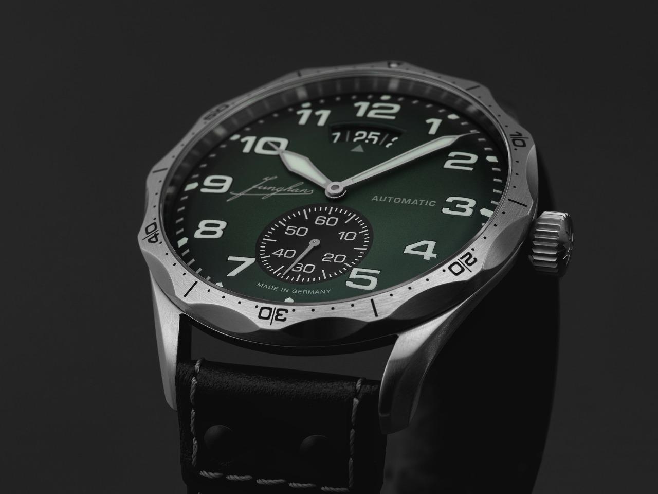 Junghans Meister Pilot Automatic Edelstahl 43mm grünes Zifferblatt schwarzes Lederband – Herrenuhren Uhr mit Datum aus Edelstahl und Leder. Das Gehäuse ist rund und grau. Das Lederarmband ist schwarz. Das Zifferblatt ist arabisch Index und grün. – Ansicht 2