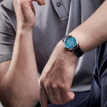 Frederique Constant Classics Runabout Automatic Edelstahl 36mm blaues Zifferblatt blaues Lederband – Damenuhren Uhr mit Datum aus Edelstahl und Leder. Das Gehäuse ist rund und silber. Das Lederarmband ist blau. Das Zifferblatt ist arabisch Index und blau. – Ansicht 4