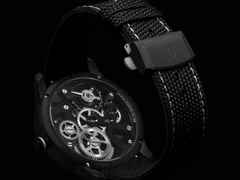 Maurice Lacroix Masterpiece Skeleton Label Noir Handaufzug Edelstahl Schwarz-DLC 43mm schwarzes Zifferblatt schwarzes Textilband – Herrenuhren Uhr ohne Datum aus DLC beschichtet, Edelstahl und PVD beschichtet. Das Gehäuse ist rund und schwarz. Das Textilarmband ist schwarz. Das Zifferblatt ist skelettiert und schwarz. – Ansicht 5