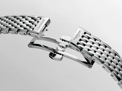 Longines La Grande Classique Quarz Edelstahl 29mm schwarzes Zifferblatt mit Diamanten Metallband – Damenuhren Uhr ohne Datum aus Edelstahl. Das Gehäuse ist rund und silber. Das Edelstahlarmband ist silber. Das Zifferblatt ist ein Index in schwarz. – Ansicht 4