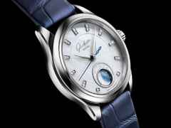 Glashütte Original Lady Serenade Luna Automatik Edelstahl 32,5mm weißes Perlmutt-Zifferblatt blaues Lederband – Damenuhren Uhr ohne Datum aus Edelstahl und Leder. Das Gehäuse ist rund und silber. Das Lederarmband Kroko / Alligator ist blau. Das Zifferblatt ist ein Index in weiß. – Ansicht 2