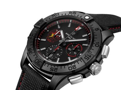 Breitling Avenger B01 Chronograph 44 Night Mission USN Dust Devils Automatik Keramik schwarzes Zifferblatt schwarzes Lederband – Herrenuhren Chronograph aus Carbon und Titan. Das Gehäuse ist rund und schwarz. Das Lederarmband ist anthrazit. Das Zifferblatt ist ein Index in schwarz. – Ansicht 3