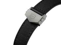 TAG Heuer Monaco Chronograph Automatik Titan 39mm skelettiertes Zifferblatt schwarzes Kautschuk-Lederband – Herrenuhren Chronograph aus Titan. Das Gehäuse ist quadratisch und silber. Das Kautschuk / Kunststoff / Silikon Armband ist schwarz. Das Zifferblatt ist ein Index in schwarz. – Ansicht 6
