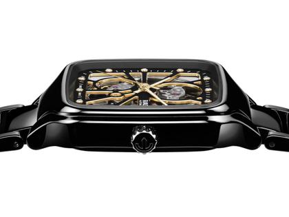 Rado True Square Open Heart Automatik Keramik 38mm schwarzes Zifferblatt schwarzes Keramikband – Herrenuhren Uhr ohne Datum aus Keramik und Titan. Das Gehäuse ist quadratisch und schwarz. Das Keramikarmband ist schwarz. Das Zifferblatt ist skelettiert und schwarz. – Ansicht 3