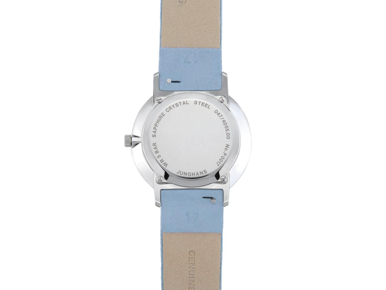 Junghans FORM Damen Quarz Edelstahl 34mm versilbertes Zifferblatt blaues Lederband – Damenuhren Uhr mit Datum aus Edelstahl und Leder. Das Gehäuse ist rund und silber. Das Lederarmband ist blau. Das Zifferblatt ist ein Index in silber. – Ansicht 4