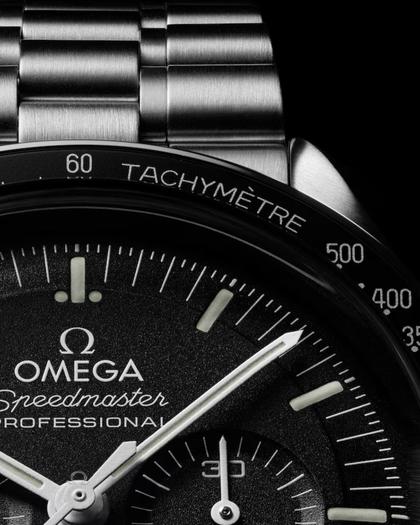 Omega Speedmaster Moonwatch Professional Chronograph Hesalitglas Handaufzug Edelstahl 42mm schwarzes Zifferblatt Metallband – Herrenuhren Chronograph aus Edelstahl und eloxiertes Aluminium. Das Gehäuse ist rund und silber. Das Edelstahlarmband ist silber. Das Zifferblatt ist ein Index in schwarz. – Ansicht 4