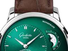 Glashütte Original PanoMaticLunar Automatik Edelstahl 40mm grünes Zifferblatt braunes Lederband – Herrenuhren Uhr mit Datum aus Edelstahl. Das Gehäuse ist rund und silber. Das Lederarmband Kroko / Alligator ist braun. Das Zifferblatt ist ein Index in grün. – Ansicht 3