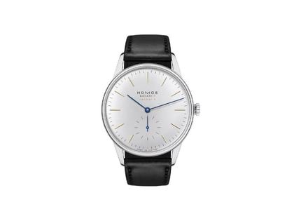 Nomos Glashütte Orion neomatik 39 175 Years Watchmaking Automatik Edelstahl 39mm weißes Zifferblatt schwarzes Lederband – Herrenuhren Uhr ohne Datum aus Edelstahl. Das Gehäuse ist rund und silber. Das Lederarmband ist schwarz. Das Zifferblatt ist ein Index in silber.