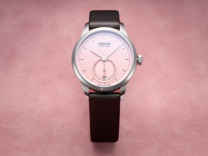 Union Glashütte 1893 Johannes Dürrstein Edition Kleine Sekunde Automatik Edelstahl 34mm altrosa Zifferblatt graues Lederband – Damenuhren Uhr mit Datum aus Edelstahl und Leder. Das Gehäuse ist rund und silber. Das Lederarmband ist grau. Das Zifferblatt ist ein Index in rosa. – Ansicht 2