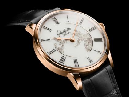 Glashütte Original Senator Meissen Mystic Maison Automatik Roségold 40mm weißes Porzellan-Zifferblatt schwarzes Lederband limitiert – Herrenuhren Uhr ohne Datum aus 750 Rotgold und Leder. Das Gehäuse ist rund und roségold. Das Lederarmband Kroko / Alligator ist schwarz. Das Zifferblatt ist römisch und weiß. – Ansicht 2