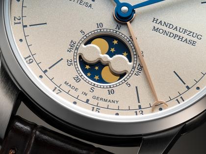 Union Glashütte 1893 Johannes Dürrstein Edition Doppelmondphase Handaufzug Edelstahl 41mm beiges Zifferblatt braunes Lederband – Herrenuhren Uhr mit Datum aus Edelstahl und Leder. Das Gehäuse ist rund und silber. Das Lederarmband ist braun. Das Zifferblatt ist römisch Index und beige. – Ansicht 8