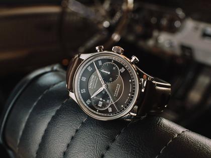 Union Glashütte Noramis Chronograph Sachsen Classic 2022 Limited Edition Automatik Edelstahl 42mm graues Zifferblatt braunes Lederband – Herrenuhren Chronograph aus Edelstahl. Das Gehäuse ist rund und silber. Das Lederarmband ist braun. Das Zifferblatt ist arabisch Index und grau. – Ansicht 6