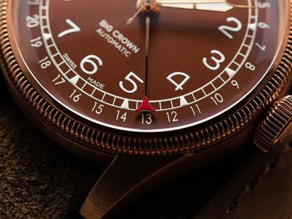 Oris Big Crown Pointer Date Automatik Bronze 40mm braunes Zifferblatt braunes Lederband – Herrenuhren Uhr mit Datum aus Bronze und Edelstahl. Das Gehäuse ist rund und roségold. Das Lederarmband ist braun. Das Zifferblatt ist arabisch und braun. – Ansicht 5