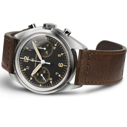 Hamilton Khaki Aviation Pilot Pioneer Mechanical Chrono Handaufzug Edelstahl 40mm schwarzes Zifferblatt braunes Lederband – Herrenuhren Chronograph aus Edelstahl und Leder. Das Gehäuse ist rund und silber. Das Lederarmband ist braun. Das Zifferblatt ist arabisch Index und schwarz. – Ansicht 3