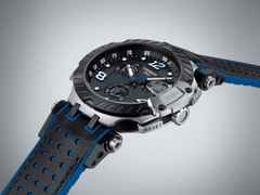 Tissot T-Race MotoGP               2020 / 2021 Chronograph Limited Edition Thomas Lüthi Quarz – Herrenuhren Chronograph aus Edelstahl und PVD beschichtet. Das Gehäuse ist rund und silber. Das Lederarmband ist schwarz. Das Zifferblatt ist arabisch Index und schwarz. – Ansicht 2