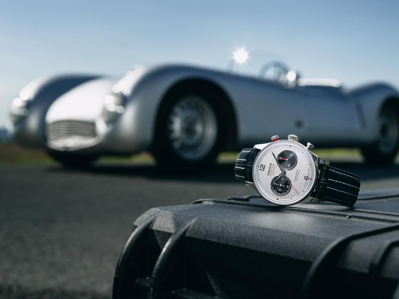 Union Glashütte Noramis Chronograph Sachsen Classic 2025 Limited Edition Automatik Edelstahl 42mm silberfarbenes Zifferblatt schwarzes Lederband – Herrenuhren Chronograph aus Edelstahl und Leder. Das Gehäuse ist rund und silber. Das Lederarmband ist schwarz. Das Zifferblatt ist arabisch Index und silber. – Ansicht 7