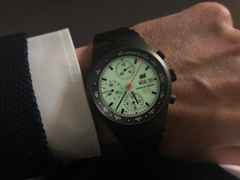 Porsche Design Chronograph 1 - F.A.T. 2025 Edition – Herrenuhren Chronograph aus Titan und Titancarbid beschichtet. Das Gehäuse ist rund und schwarz. Das Titanarmband ist schwarz. Das Zifferblatt ist ein Index in weiß. – Ansicht 9