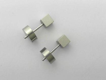 Apero Ohrstecker Würfel Aluminium 4mm Titanfarben – Ohrschmuck Ohrstecker aus Aluminium.