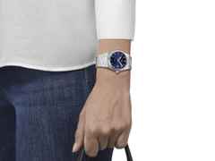 Tissot PRX Quarz Edelstahl 35mm blaues Zifferblatt Metallband – Damenuhren Uhr mit Datum aus Edelstahl. Das Gehäuse ist rund und silber. Das Edelstahlarmband ist silber. Das Zifferblatt ist ein Index in blau. – Ansicht 4