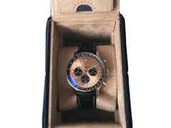 Breitling Navitimer B01 Chronograph 43 Automatik Edelstahl kupferfarbenes Zifferblatt schwarzes Lederband AB0138241K1P1 Full Set mit Garantie Occasion – Herrenuhren Chronograph aus Edelstahl und Leder. Das Gehäuse ist rund und silber. Das Lederarmband ist schwarz. Das Zifferblatt ist ein Index in roségold. – Ansicht 3