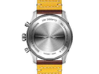 Breitling Classic Avi Chronograph 42 Mosquito Automatik Edelstahl schwarzes Zifferblatt braunes Lederband – Herrenuhren Chronograph aus Edelstahl. Das Gehäuse ist rund und silber. Das Lederarmband ist braun. Das Zifferblatt ist arabisch Index und schwarz. – Ansicht 2