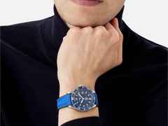 Montblanc 1858 Iced Sea Automatic Date blau Kautschukband – Herrenuhren Uhr mit Datum aus Edelstahl und Keramik. Das Gehäuse ist rund und silber. Das Kautschuk / Kunststoff / Silikon Armband ist blau. Das Zifferblatt ist arabisch Index und blau. – Ansicht 4
